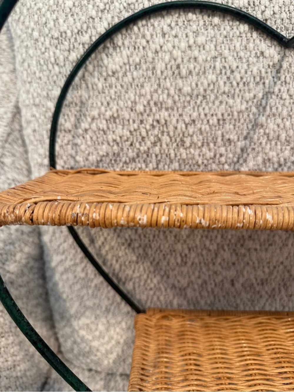 Heart-Shaped Wall Display Shelf in Green and Brown